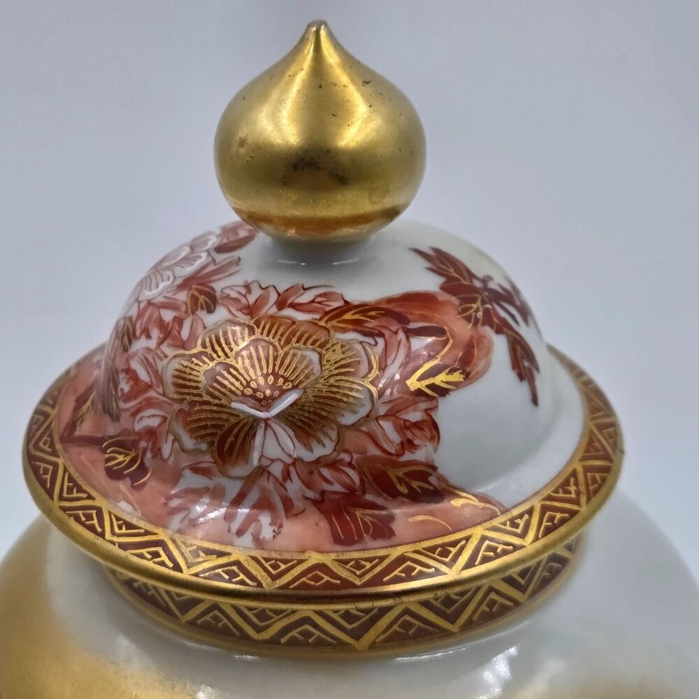 Kutani Peacock & Peony Covered Vase From the Meiji Period - Picture 8 of 13